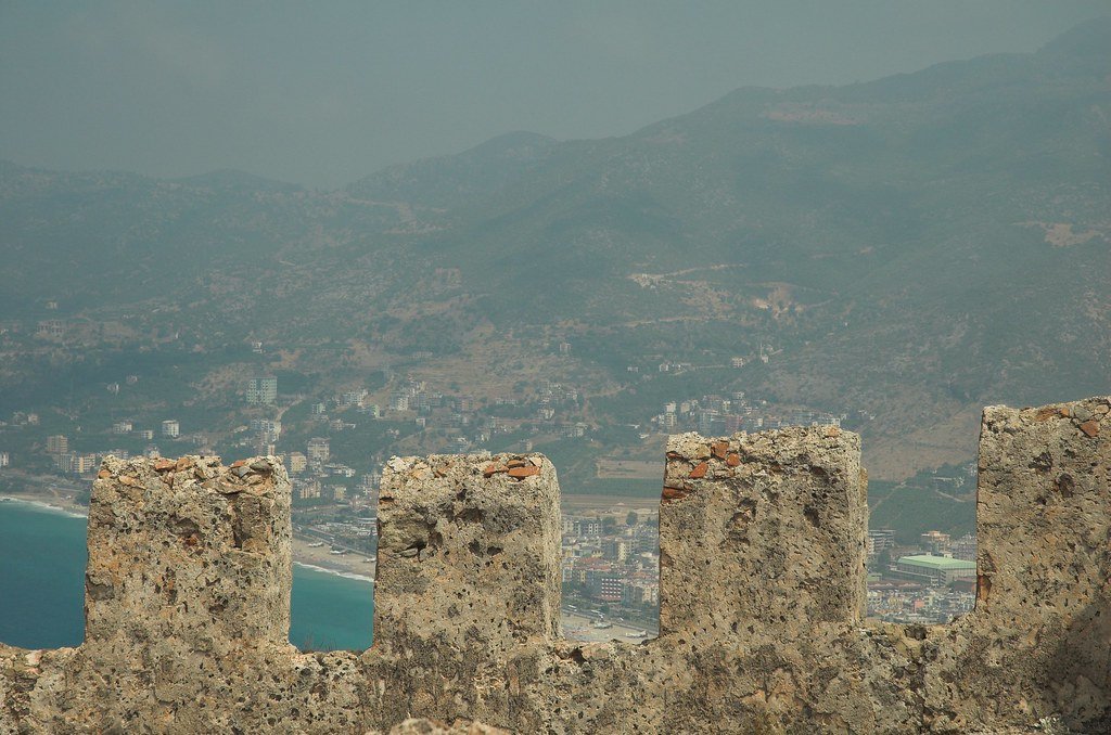 Zinnen der Burg von Alanya mit Blick auf die Stadt