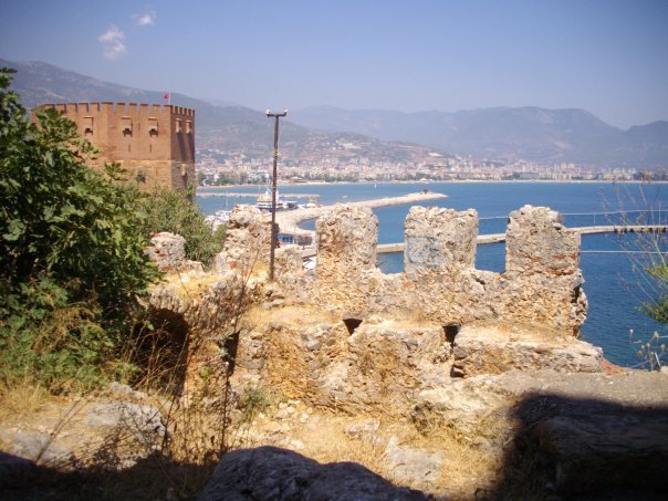 Roter Turm (Kızıl Kule) mit Blick auf den Hafen
