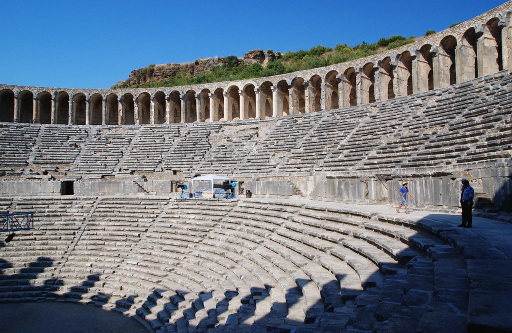 Stufenförmige Sitzreihen des römischen Theaters von Aspendos