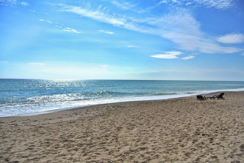 Breiter Sandstrand mit Liegen in Belek