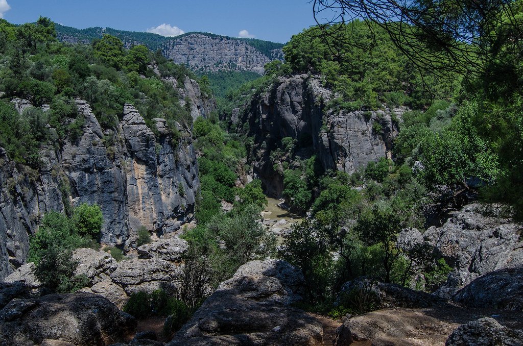 Felswände und Fluss im Köprülü-Canyon
