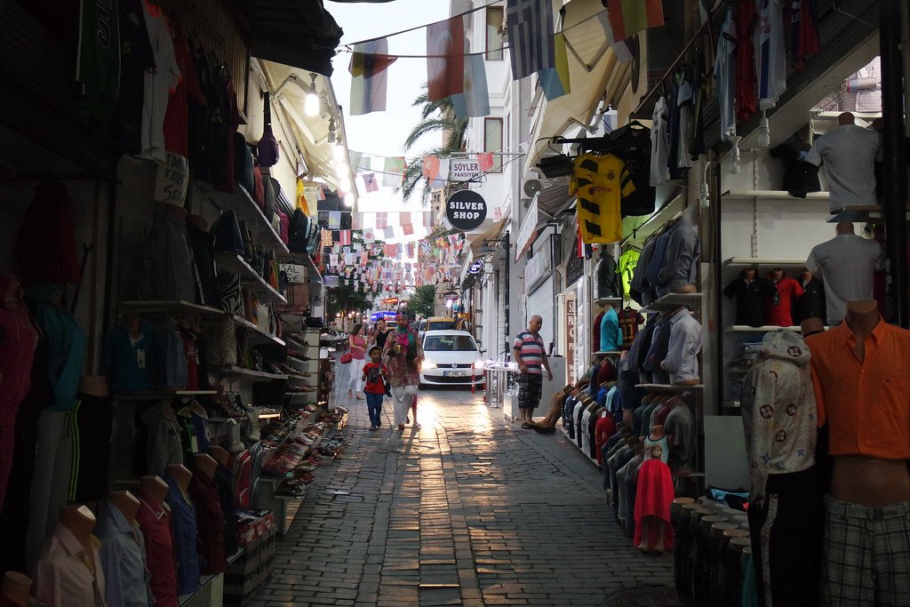 Enge Einkaufsstraße in der Altstadt Kaleiçi