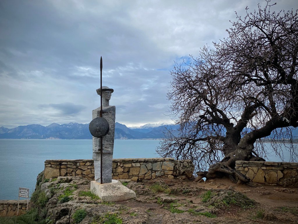 Statue auf der Klippe im Karaalioğlu-Park mit Meerblick
