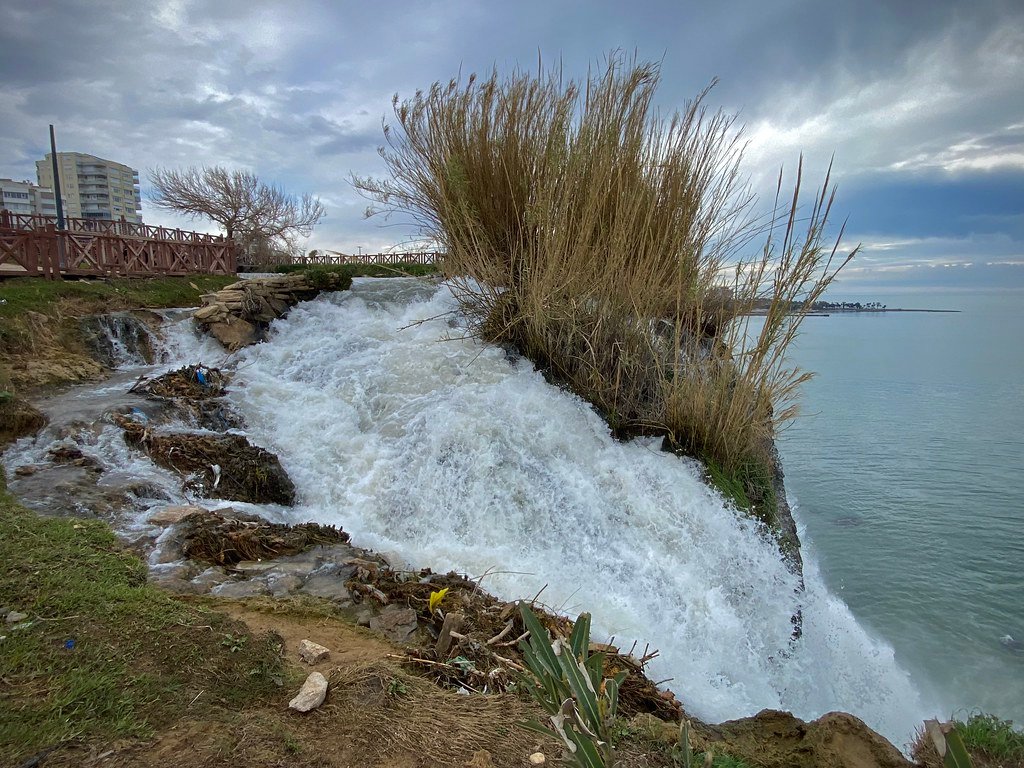 Untere Düden-Wasserfälle, die ins Mittelmeer stürzen