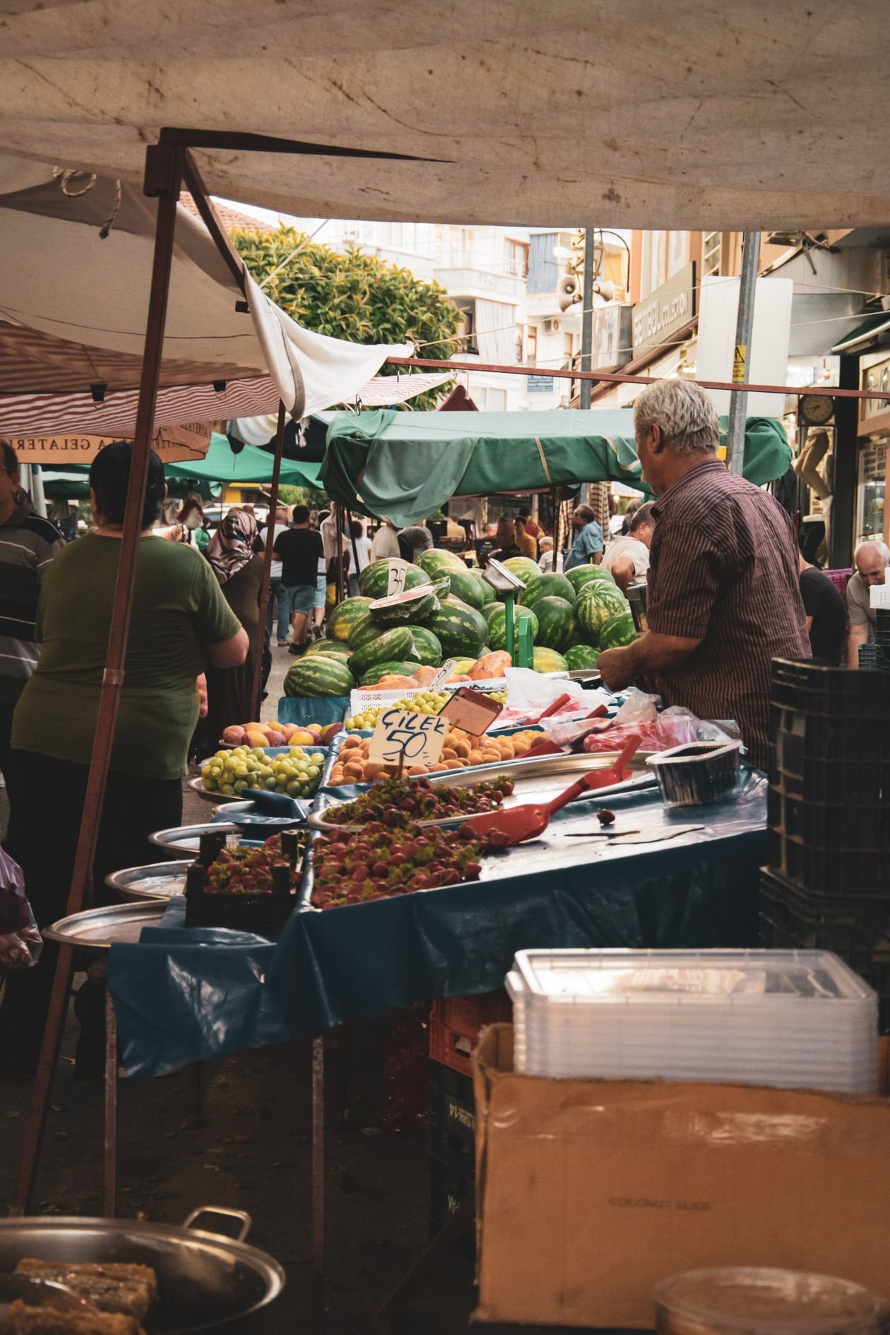 Marktstand mit Obst im Freien