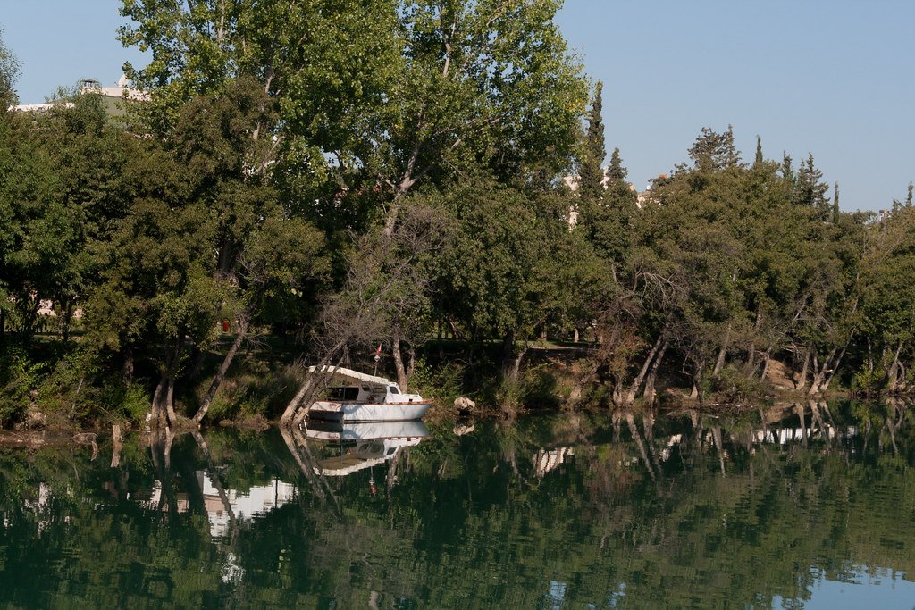 Boot am Manavgat-Fluss zwischen Bäumen